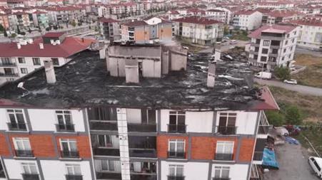 Alevlerin sardığı çatı küle döndü