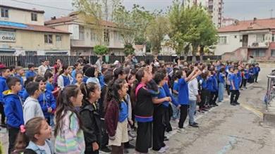 Okul okul gezip minik öğrenciler hem eğitiyorlar hem de yüzlerini güldürüyorlar