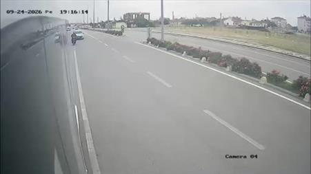 Otomobilin çarptığı elektrikli bisiklet sürücüsü havaya fırladı: O anlar kamerada
