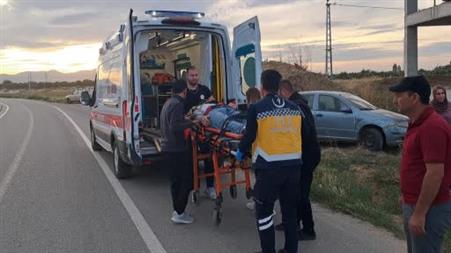 Kavşakta çarpışan araçlar savruldu: 2 yaralı