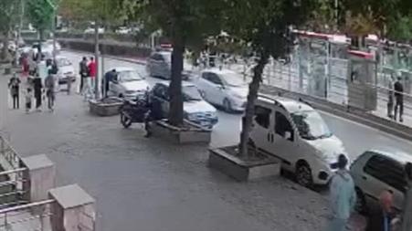 Kayseri’de otomobil tramvay durağına çarptı: 1 yaralı
