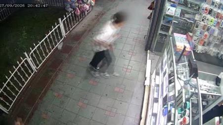 Havaya ateş edip dükkanda saklanan çocuk darp edildi
