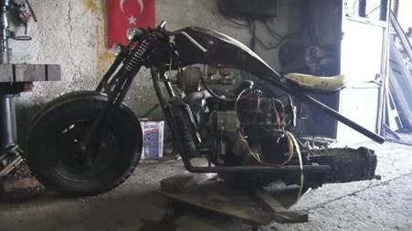 Babası ‘olmaz’ dedi o ikna etti, araba motorundan motosiklet yaptı