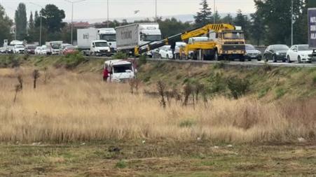 Kazaya karışan minibüs tarlaya uçtu, 1 kişi yaralandı