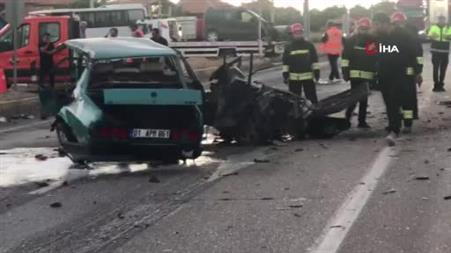 Hafif ticari aracın çarptığı Fiat Tofaş otomobil ikiye bölündü: 2 yaralı