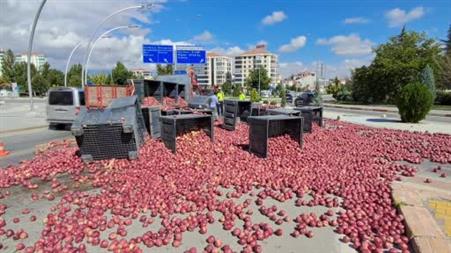 Halat koptu, tonlarca elma yola saçıldı