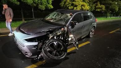 Niğde’de refüje çıkarak, ağaca çarpan SUV araç kullanılamaz hale geldi