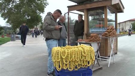 Kışın habercisi olan şifa kaynağı alıç, tezgahlardaki yerini aldı