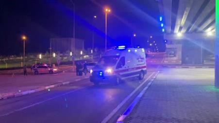 Kavşakta çarpışan otomobillerden biri bariyerlere çarparak durabildi: 2 yaralı