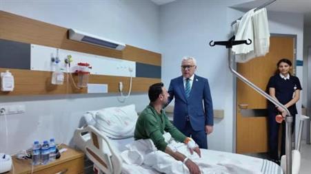Vali Şimşek, karbonmonoksitten zehirlenen işçileri ziyaret etti