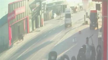 15 yaşındaki motosiklet sürücüsünün ağır yaralandığı kaza kamerada