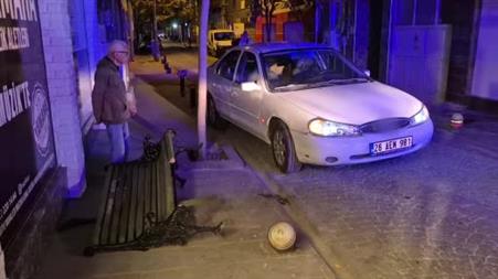Kontrolden çıkan otomobil bankta oturan 2 çocuğa çarptı