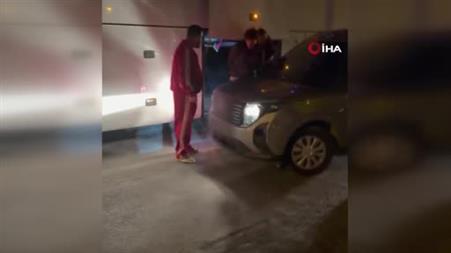 Durdurulan otobüsün bagajından kaçak göçmenler çıktı