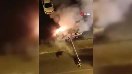 Kayseri’de park halindeki otomobil alev alev yandı