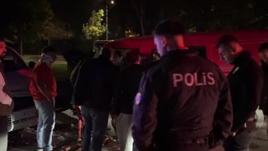 Pikapla kafa kafaya çarpışan kamyonet sürücüsü araçta sıkıştı: 2 yaralı