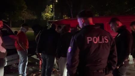 Pikapla kafa kafaya çarpışan kamyonet sürücüsü araçta sıkıştı: 2 yaralı