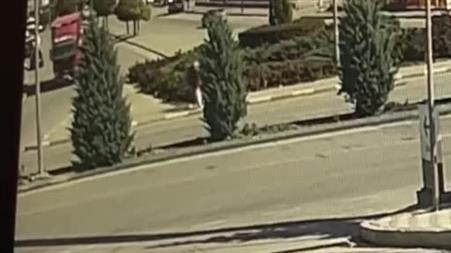 Kamyonla çarpışan elektrikli bisiklet 10 metre sürüklendi: 2 yaralı