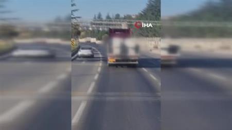 Eskişehir Çevreyolu’nda kamyondaki tonluk beton bloklar bağlanmadan taşındı