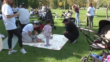 Parktan çıkarılan anneleri Ayşe Ünlüce ağırladı