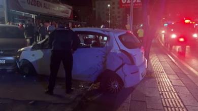 Niğde’de otomobil direğe ve park halindeki araca çarptı: 1 yaralı