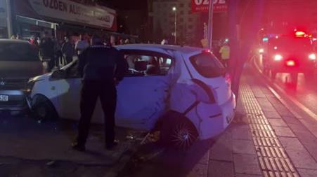 Niğde’de otomobil direğe ve park halindeki araca çarptı: 1 yaralı