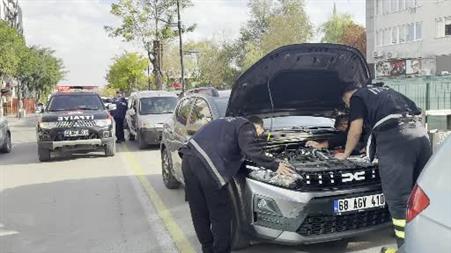 Otomobilin motor kısmına saklanan kedi oksijen gazı basılarak çıkarıldı