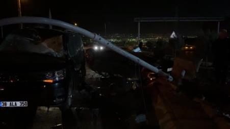 Kontrolden çıkarak takla atan otomobil, ışıkta bekleyen minibüse çarptı: 2 yaralı