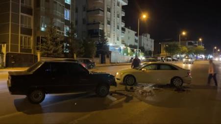 Karaman’da hafif ticari araç kaza yapan otomobile çarptı: 2 yaralı