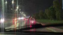 Yağmurlu havada motosiklet kasasında tehlikeli yolculuk kamerada