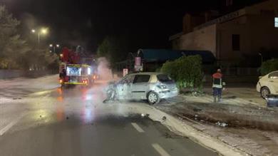 Kayseri’de park halindeki 3 araca çarpan otomobil, alev aldı: 2 yaralı