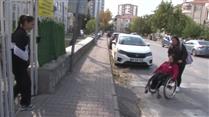 Ecrin engelini arkadaşlarıyla aşıyor