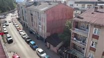 Apartmanların arasında kalan evini satmıyor, yarım asırlık hatıralarla yaşıyor