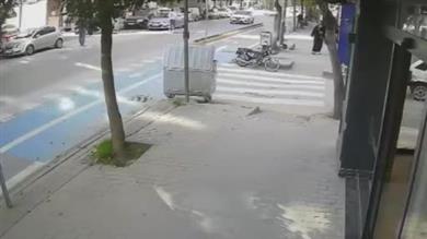 Otomobilin kendisi için ayrılan yolda ilerleyen bisikletliye çarpma anı kamerada