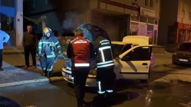 Çalıştırıldığı sırada alev alan otomobil, itfaiye ekipleri tarafından söndürüldü