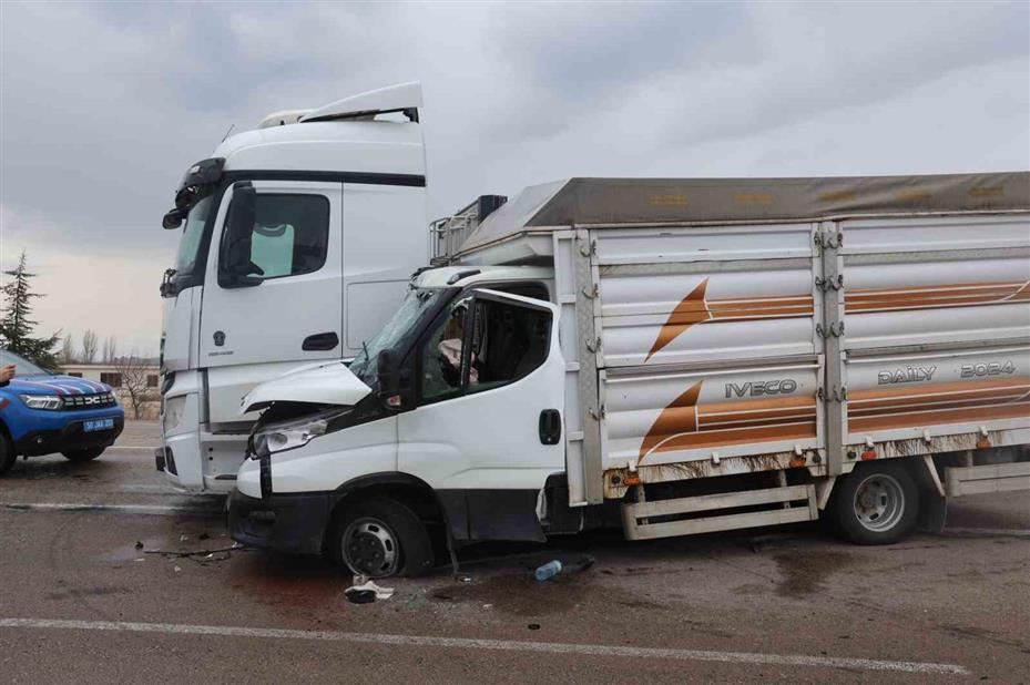 Tır ile kamyonet çarpıştı: 2 yaralı