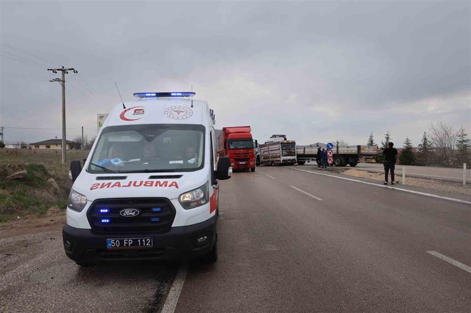 Tır ile kamyonet çarpıştı: 2 yaralı