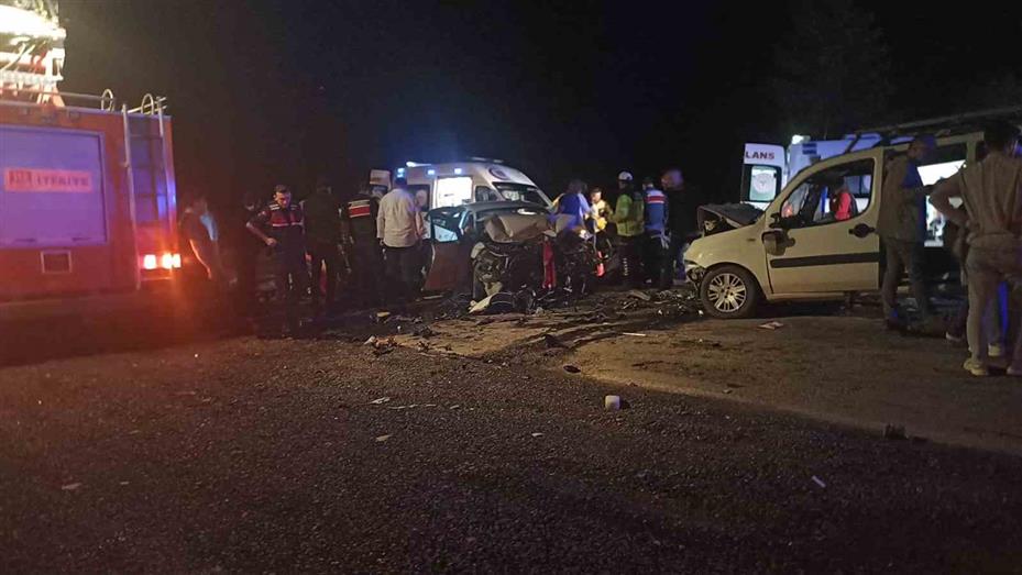 Sivas’ta iki araç kafa kafaya çarpıştı: 4’ü ağır 8 yaralı