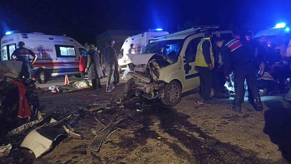 Sivas’ta iki araç kafa kafaya çarpıştı: 4’ü ağır 8 yaralı