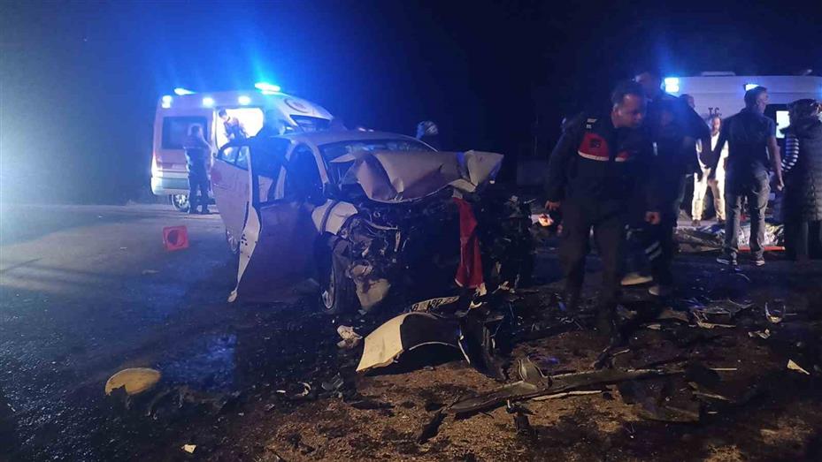 Sivas’ta iki araç kafa kafaya çarpıştı: 4’ü ağır 8 yaralı