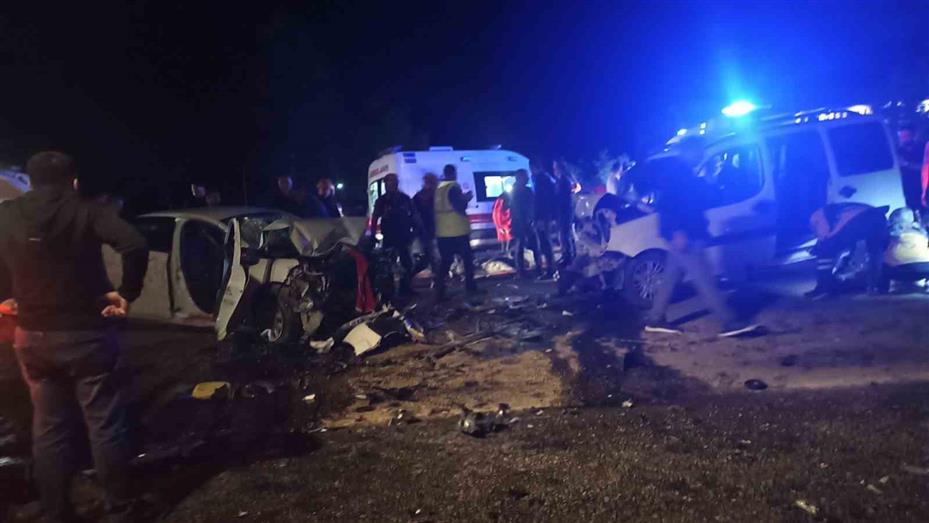 Sivas’ta iki araç kafa kafaya çarpıştı: 4’ü ağır 8 yaralı