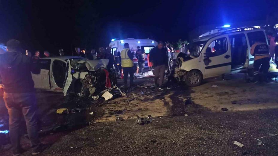 Sivas’ta iki araç kafa kafaya çarpıştı: 4’ü ağır 8 yaralı