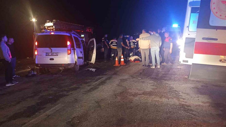 Sivas’ta iki araç kafa kafaya çarpıştı: 4’ü ağır 8 yaralı