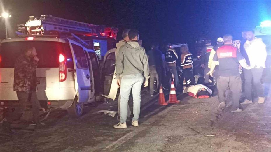 Sivas’ta iki araç kafa kafaya çarpıştı: 4’ü ağır 8 yaralı