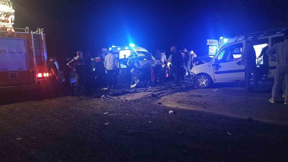 Sivas’ta iki araç kafa kafaya çarpıştı: 4’ü ağır 8 yaralı