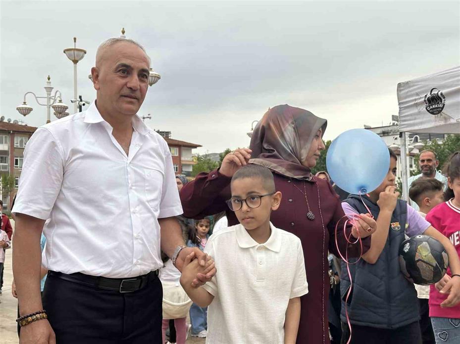 Kanseri yenen 8 yaşındaki Nuh için yüzlerce balon gökyüzüne bırakıldı