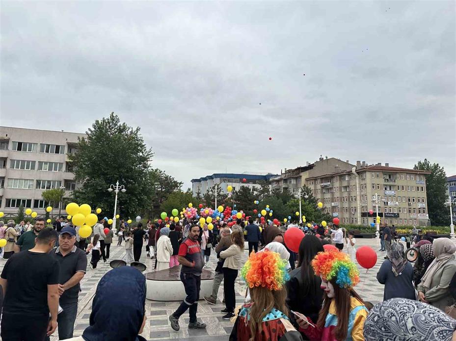 Kanseri yenen 8 yaşındaki Nuh için yüzlerce balon gökyüzüne bırakıldı