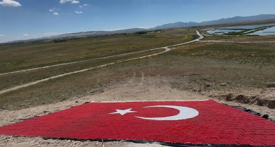 Eskişehirli gençler Milli Takıma destek için dağa Türk Bayrağı nakşetti