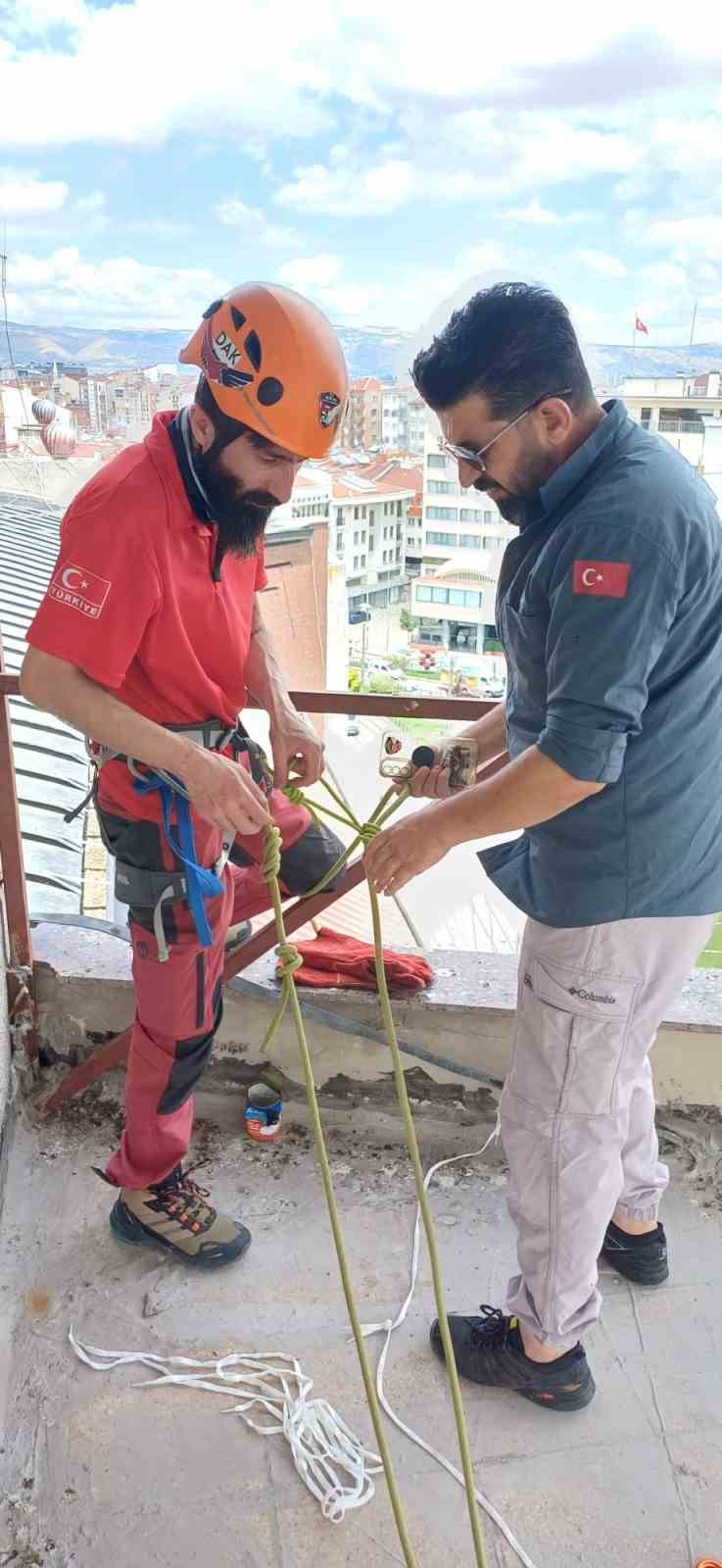 Dar alanda sıkışan kediyi DAK ekipleri kurtardı