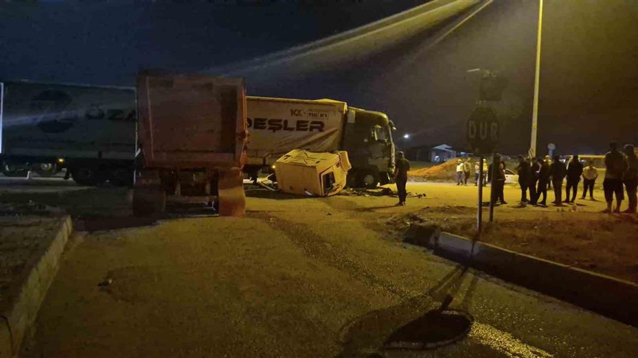 Ankara’da hafriyat kamyonu tıra yandan çarptı: 1 yaralı