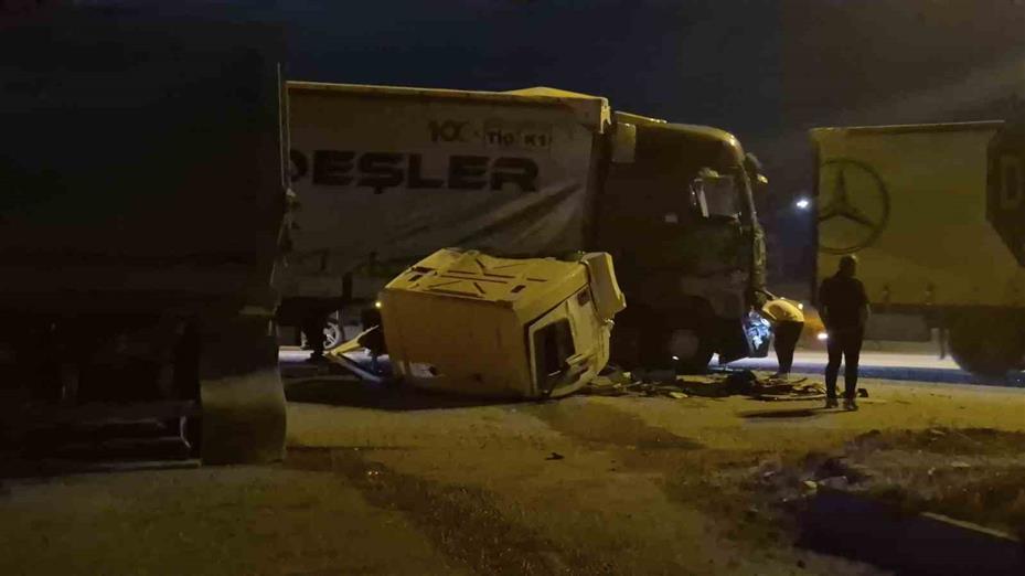 Ankara’da hafriyat kamyonu tıra yandan çarptı: 1 yaralı